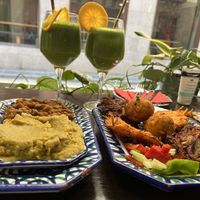  Dal, green juice and some fried food (probably like half of what we ordered and ate 😅) #Veganuary at El Piano in Granada