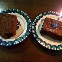 Brownie y carrot cake con vela para el cumpleaños de mi novio :D at El Piano in Granada