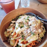 Salade vegan et jus détox 🌱 at smÄak Natural Food in Tours