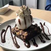 Brookie con helado at Gia Vegan Pastries in San Pedro