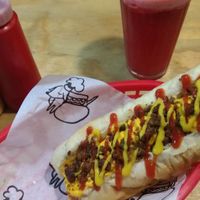 Eu pedi um dog paulista, nele vai uma salsicha de tofu com feijão, tinha também cebola caramelizada, purê de batata, cheddar veg, veg bacon e maionese. at Paprica Vegan in Curitiba