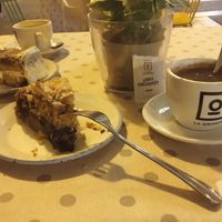 Chocolate con soja y tarta de frutos rojos at La Grosera in Huelva