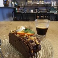 Chocolate cake with banana and peanut butter at VG in Corsica