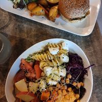 Bowl and burger at Biofoodies Cafe in Toulouse