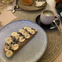 Matcha latte + tosta peanuts at Noshi Coffee in Porto