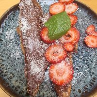 Croissant com cacau e morango at Noshi Coffee in Porto