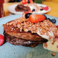 Vegan pancakes with granola and fruit at Noshi Coffee in Porto