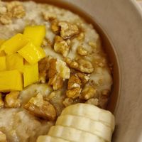 Oat porridge at Noshi Coffee in Porto