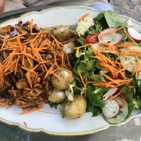 Gyros-Champignon-Pfanne mit Kartoffeln und Salat   at Die Gute Stube in Mainz