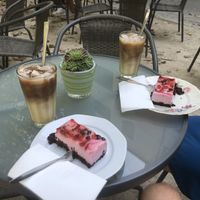 Kuchen war uns ein wenig zu süß, der Eiskaffee war sehr gut 👍   at Die Gute Stube in Mainz