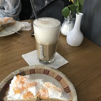 Kokos-Sahne-Kuchen und Latte Macchiato mit Hafermilch  at Die Gute Stube in Mainz