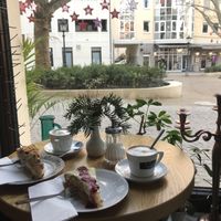 Cappuccino und Kuchen  at Die Gute Stube in Mainz