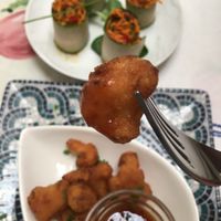 Sushi rolls y Alitas de coliflor at Meson Mudejar in Archez