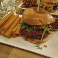 Burger cajun et frites de poids chiche at Lola Rosa - Places des Festivals in Montreal