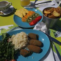 Spinach croguettes, rustic potatoes and fruit plate at Vagas Bar in Matosinhos