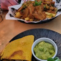 Vegan maaltijd quesadilla, vegan loaded fries, and vegan burger at Credible in Nijmegen