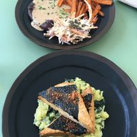 From top to bottom : seitan steak with sweet potato fries, tofu à la "lagareiro" at The Green Affair - Saldanha in Lisbon