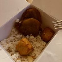 Katsu Curry with no curry. Tried to call and fix and no one could help. Dry and bland. Pedi um caril e veio seco, sem molho. Comida e serviço péssimos. at The Green Affair - Saldanha in Lisbon