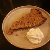 Apple and pear crumble pie at The Green Affair - Saldanha in Lisbon