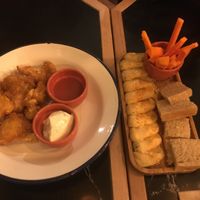 Coxas (esquerda) e hummus à direita  at The Green Affair - Saldanha in Lisbon