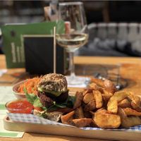 Bread with falafel and hummus, potato wedges, a small salad and vegan white wine at Pistache in Valkenburg