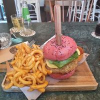 Avocadoburger met curly fries at Pistache in Valkenburg
