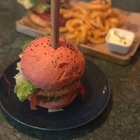 ‘Sweet whitout meat’ avocadoburger, with pickles, jalapeños, lettuce and tomatoes. They also have vegan mayo and a chocolate, cocos, date ‘pie’ dessert. Looked tasted grea at Pistache in Valkenburg