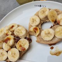 Bagel mit Mandelmus und Banane at Samocca in Aalen