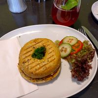 Bagel mit veganem Liptauer und Zwiebelringen at Samocca in Aalen