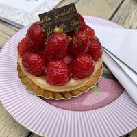 Veganes Himbeer Tartelette   at Isabella Glutenfreie Patisserie in Aachen