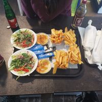 Pommes und Salat zum Menü at Falafello in Halle