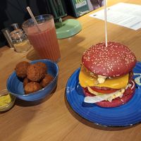 Vegane Bitterballen und "Cheese" Burger at The Black Cockatoo in Almere