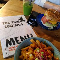 Bacon cheeseburger en frietje gele randang at The Black Cockatoo in Almere