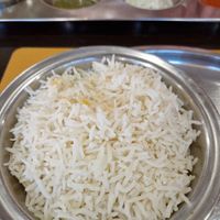 De curry's worden geserveerd met witte rijst at Krishna Vilas in The Hague