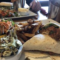 Jackfruit wrap! Pretty decent for some country pub grub scran! Ignore the flesh burger in the background 🤦🏻‍♂️ at The Knights Table in Settle