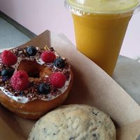 Galleta gigante y donut de frutos rojos at Vegan Bowls in Barcelona