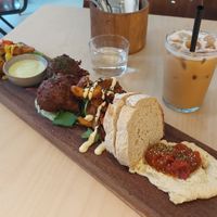 Borrelplank en ijskoffie (met havermelk) at GYS - Amsterdamsestraatweg in Utrecht