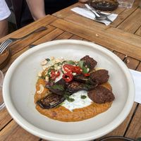 Tandoori eggplant
Aubergine, zwarte knoflook, tandoori-tomatensaus, linzenpakora, ingelegde aubergine, raita, geroosterde cashewnoot. Basically a large portion of the Indian pakora at GYS - Amsterdamsestraatweg in Utrecht