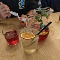 Vlierbloesem limonade (midden) en kamille kersen limo (karaf) at GYS - Amsterdamsestraatweg in Utrecht