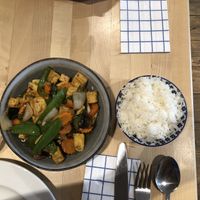 Tofu met rijst, groentjes en chillpasta -pikant at Thai Zen in Bruges