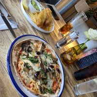 Vegetarian pizza at The Queen's Head in Bromsgrove