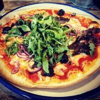 Vegan pizza with vegan cheese at The Queen's Head in Bromsgrove