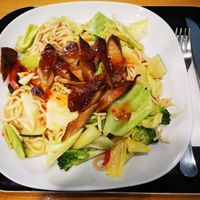 Gebratene Nudeln mit veganem Chicken at Formosa Food in Vienna