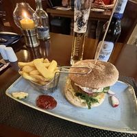 Burger (Kichererbse) mit Pommes  at Banzino im Hotel zur Post in Bansin