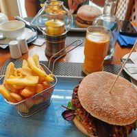 Veganer Bohnen-Burger mit Pommes Frites at Banzino im Hotel zur Post in Bansin