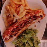 Hot dog vegetariano con patatine e insalata at La Compagnie des Chats in Avignon