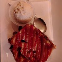 Pain perdu con coulis di frutti rossi e caramello al burro salato accompagnato da gelato alla vaniglia at La Compagnie des Chats in Avignon