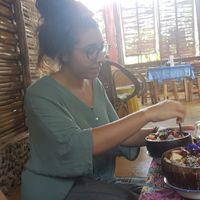 Yoana investigating the minty blues smoothie bowl at Blossom Cafe in Pai