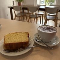 Cappuccino und Orange Cake! 😋  at Roots Cafe in Cascais