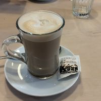 Café con leche, suplemento 0.50 at Roots Cafe in Cascais